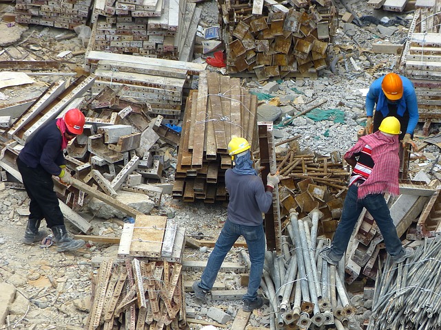 dělníci na stavbě