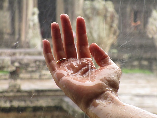 prstýnek na ruce – déšť nebo voda padá na ruku, on musí držet na prstu