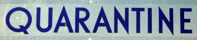 karanténa napsaná na modrém pozadí modrým písmem